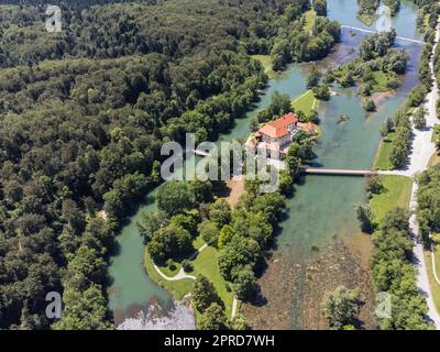 Romantisches Schloss Otocec am Fluss Krka in Slowenien. Drohnenansicht. Stockfoto