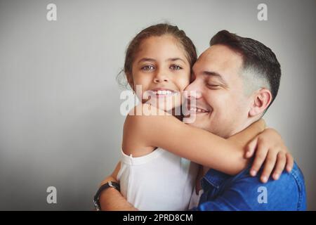 Es gibt keine Liebe wie ein Vater Liebe für seine Tochter. Ein Mann verbringt gute Zeit mit seiner jungen Tochter. Stockfoto