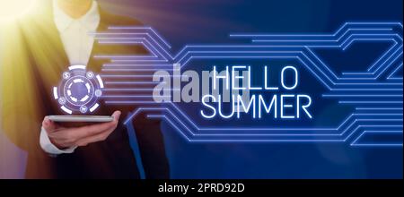 Handschriftlicher Text Hello Summer. Das Wort, das geschrieben wurde, um die wärmste Jahreszeit des Jahres zu begrüßen, kommt nach dem Frühling Geschäftsmann im Anzug mit einem Notizblock, der erfolgreiche Teamarbeit symbolisiert. Stockfoto