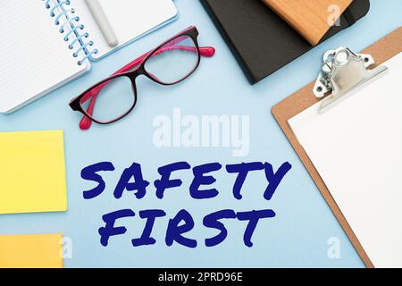 Textzeichen mit „Safety First“ (Sicherheit zuerst). Ein Wort auf Vermeiden Sie unnötiges Risiko Leben Sie sicher vorsichtig. Achten Sie auf blitzschnelle Büromaterialien, Lehrersammlungen, Schreibwerkzeuge Stockfoto