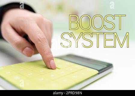 Konzeptionelle Beschriftung Boost System. Word für Rejuvenate Upgrade stärken Sie Ihre Gesundheit ganzheitlicher Ansatz Geschäftsfrau, die auf den Taschenrechner am Schreibtisch mit Notebook verweist. Stockfoto