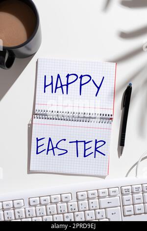 Schreiben mit Text Happy Easter. Business Approach Christian feiert die Wiederauferstehung von Jesus Notebook mit neuen Ideen auf beiden Seiten am Schreibtisch mit Kaffee, Stift und Tastatur Stockfoto