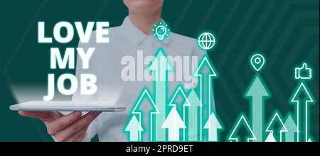 Textunterschrift mit „Liebe meinen Job“. Konzept bedeutet, zufrieden zu sein mit der Arbeit, die eine Frau leisten kann, die ein Tablet in der Hand hält und digitale Pfeile mit Geschäftsdaten präsentiert. Stockfoto