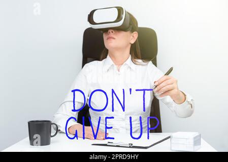 Schreiben mit Textanzeige Don T Gib auf. Ein Wort für "Versuch es weiter, bis du erfolgreich bist, Folge deinen Träumen Ziele Frau trägt Schutzbrille und Lernfähigkeit mit Virtual Reality Simulator". Stockfoto