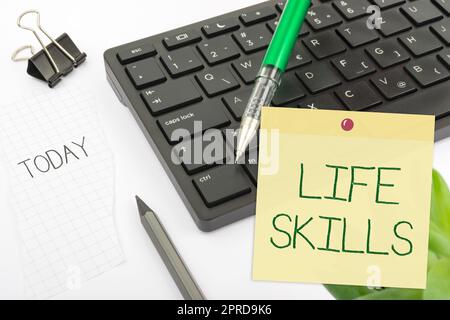 Schild mit Life Skills. Konzeptionelles Foto, das notwendig oder wünschenswert ist, vollständige Teilnahme an der alltäglichen Computertastatur und Symbol.Informationsmedium für die Kommunikation. Stockfoto