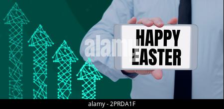 Konzeptausstellung Happy Easter. Internet Concept Christian Festmahl zur Erinnerung an die Auferstehung von Jesus man mit Tablet von Arrow Symbols, das neue Geschäftsideen präsentiert. Stockfoto