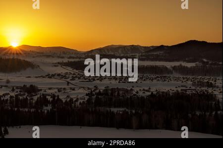 (230427) -- HEMU, 27. April 2023 (Xinhua) -- Dieses Foto wurde am 30. März 2023 aufgenommen und zeigt das Dorf Hemu bei Sonnenaufgang in Kanas, der Autonomen Region Xinjiang Uygur im Nordwesten Chinas. HEMU Village liegt am malerischen Ort Kanas am Ausgangspunkt der G219 National Highway. Suka, die Parteisekretärin des Dorfes, führt die Einheimischen auf dem Weg zur ländlichen Neubelebung. Der Beitritt zum Pferdeteam ist eine wichtige Einnahmequelle für die Dorfbewohner. Jedes Mitglied kann zwei Pferde zum Team bringen, um den Service für Touristen bereitzustellen. Derzeit haben 68 der Teammitglieder mit den Schultern die Armut und ihr Inneres abgeschüttelt Stockfoto