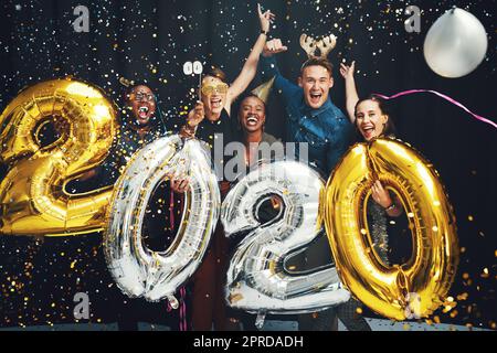 Ein neues Jahr mit neuen Möglichkeiten. Abgeschnittenes Porträt einer vielfältigen Gruppe von Freunden, die zusammen auf einer Abendparty Silvester feiern. Stockfoto