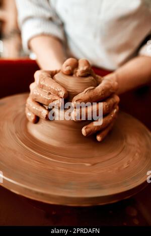 Dies ist mein kreatives Ventil. Eine unkenntliche Frau, die Ton auf einem Töpferrad formt. Stockfoto