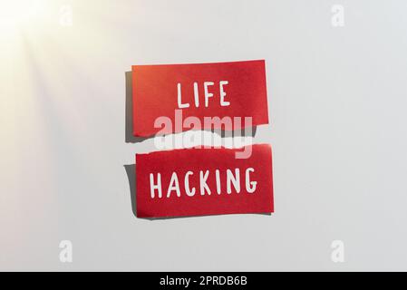 Konzeptionelle Überschrift Life Hacking. Internet-Konzept Einfache und clevere Techniken zur Erledigung von Aufgaben leicht gerippte Haftnotizen mit wichtigen Nachrichten, die auf dem Schreibtisch präsentiert werden. Stockfoto