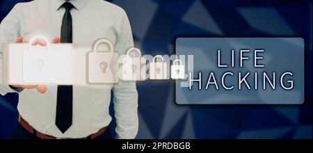Konzeptionelle Überschrift Life Hacking. Geschäftskonzept Einfache und clevere Techniken zur einfachen Erledigung von Aufgaben Mann mit Smartphone präsentiert digitale Schlösser für Cyber Security. Stockfoto