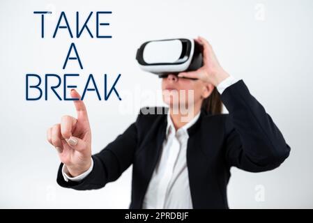 Das Schreiben von Textanzeigen macht eine Pause. Business Showcase ruht sich aus, macht nichts, Freizeit, raus aus der Arbeit Frau trägt VR-Brille und zeigt mit einem Finger auf wichtige Nachricht. Stockfoto
