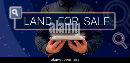 Konzeptionelle Beschriftung Land for Sale. Konzept bedeutet Immobilienmarkt-Entwickler Immobilienmakler Investmentmanager hält Ein Tablet projiziert Eine Kamera, die kreative Fotografie zeigt. Stockfoto