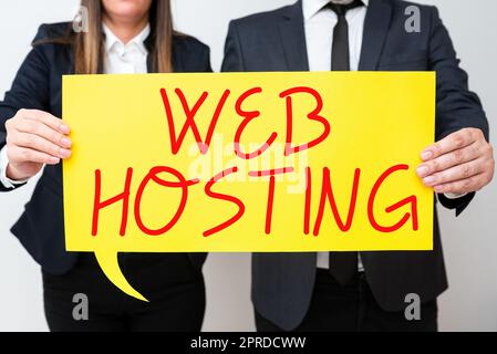 Text für Inspiration Web-Hosting. Konzept, das die Bereitstellung von Speicherplatz und Zugang für Websites bedeutet Business-Team, das auf beiden Seiten wichtige Informationen in Sprechblase hält. Stockfoto