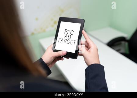 Konzeptionelle Beschriftung PPC-Werbeziel. Geschäftsübersicht Pay per Click Werbe Marketingstrategien Online-Kampagne Geschäftsfrau mit Tablet-PC und wichtigen Informationen darauf. Stockfoto