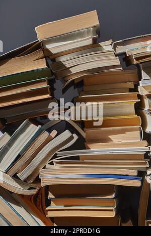 Wand der Bücher stapelten sich Stockfoto