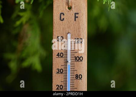 Thermometer bei sommerlicher Hitzewelle Stockfoto