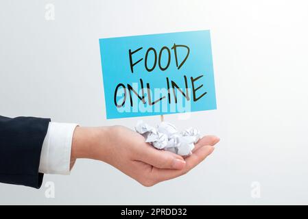 Handschriftlicher Text Food Online. Konzept bedeutet, dass man über die Smartphone-App oder die Website eine Geschäftsfrau um etwas bittet, die Papierpapiere und wichtige Nachricht auf dem Stick in der Hand hält. Stockfoto