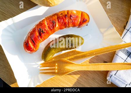 Gegrillte Wurst mit Gurken Stockfoto