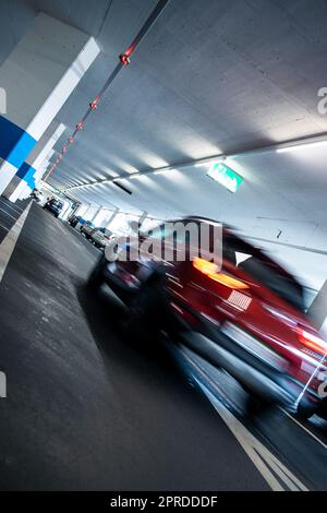 U-Parkplatz/Garage (flacher DOF Farbe getonte Bild) Stockfoto