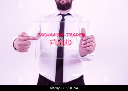 Konzeptioneller Titel Exchange Traded Fund. Geschäftsübersicht marktfähige Sicherheit, die einen Aktienindex aus Karton verfolgt, mit wichtiger Nachricht umgeben von farbenfrohen Büroklammern. Stockfoto