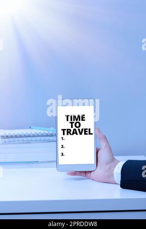 Schild mit der Anzeige von Time to Travel, Wort, das über das Umziehen oder Gehen von einem Ort zum anderen im Urlaub geschrieben wurde wichtige Nachricht, die in der Zwischenablage auf dem Schreibtisch angezeigt wird Stockfoto