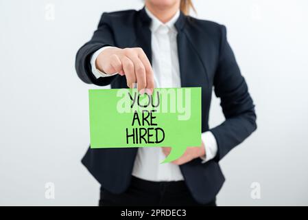 Text mit Inspiration, dass du eingestellt wurdest. Konzept bedeutet Empfang und Einladung zu einer Veranstaltung Beginnen Sie uns, um den Geschäftsmann mit Mobiltelefon und Sprechblase mit Ideen zu feiern. Stockfoto