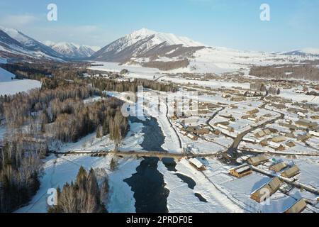 (230427) -- HEMU, 27. April 2023 (Xinhua) -- Dieses Luftfoto wurde am 29. März 2023 aufgenommen und zeigt die Landschaft im Dorf Hemu in Kanas, der Autonomen Region Xinjiang Uygur im Nordwesten Chinas. HEMU Village liegt am malerischen Ort Kanas am Ausgangspunkt der G219 National Highway. Suka, die Parteisekretärin des Dorfes, führt die Einheimischen auf dem Weg zur ländlichen Neubelebung. Der Beitritt zum Pferdeteam ist eine wichtige Einnahmequelle für die Dorfbewohner. Jedes Mitglied kann zwei Pferde zum Team bringen, um den Service für Touristen bereitzustellen. Zurzeit haben 68 der Teammitglieder die Armut mit den Schultern abgewendet und die Stockfoto