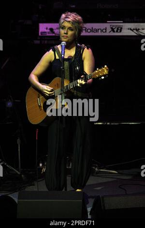 Melinda Schneider (Support ACT) John Farnham beginnt seine „John Farnham Live!“ Konzerttermine mit einer Show im Luna Park Big Top zum 75. Geburtstag des beliebten Sydney Fun Park Sydney, Australien - 04.10.10 Stockfoto