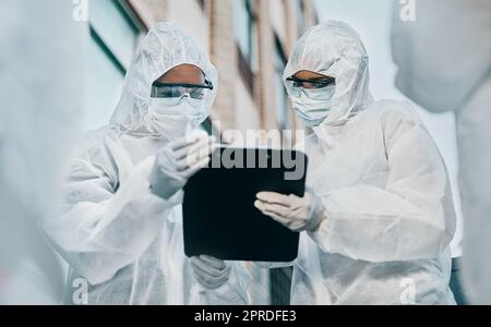 Gefahrgut trägt Arzt und Krankenschwester, die als medizinisches Team und medizinisches Fachpersonal an einer Quarantänestation arbeiten. Arbeitsschutzkollegen in Schutzausrüstung bereit, um einen Virus oder eine Pandemie zu bekämpfen Stockfoto