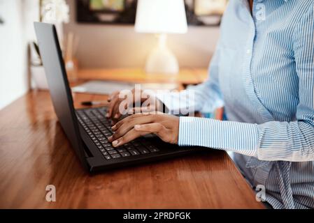 Das bei weitem beste Business-Tool. Eine Geschäftsfrau, die einen Laptop an ihrem Schreibtisch benutzt. Stockfoto