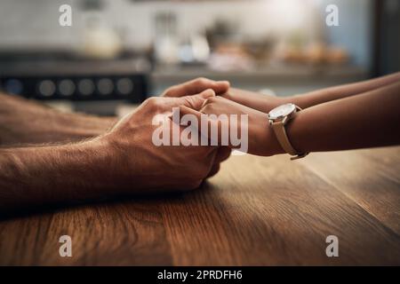 Ein Paar, das in schwierigen Zeiten, in Trauer oder traurigem Verlust die Hände in der Liebe hält, Unterstützung und Fürsorge bietet. Menschen, die sich Hand berühren, zeigen Einfühlungsvermögen, Mitgefühl und Trost, nachdem sie schlechte Nachrichten mit einer Nahaufnahme erhalten haben Stockfoto