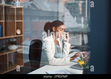 Geschäftsfrau, die telefoniert, oder Jungunternehmer, die im Büro gute Nachrichten erhalten. Glückliche, schwarze Frau lächelt und spricht mit einem Kunden oder hört Sprachnachrichten in sozialen Medien. Stockfoto