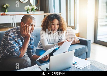 Finanzen, Budget und Banken mit einem jungen Paar, das Stress, Angst und Sorgen über Ersparnisse, Investitionen und die Zukunft empfindet. Freund und Freundin planen und reden über Rechnungen, Steuern und Schulden Stockfoto