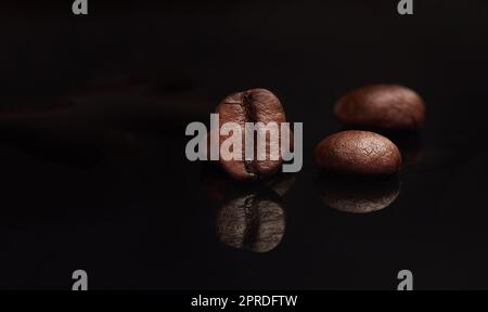 Ein Tag ohne Kaffee ist ein schlechter Tag. Studio-Aufnahme von Kaffeebohnen vor schwarzem Hintergrund. Stockfoto