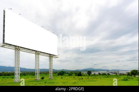 Leere Werbetafel. Plakatwerbung im Freien. Medienmarketing im Außenbereich. Großes, weißes, leeres Plakat. Leeres Promotionposter auf einer Plakatwand. Werbemitteilung. Stockfoto