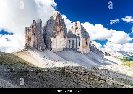 Berühmte Gipfel der drei Zinnen (Tre Cime di Lavaredo) in den Dolomiten-Alpen in Italien Stockfoto