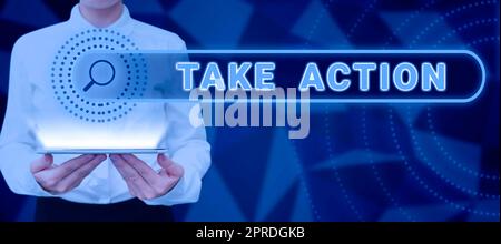 Text wird geschrieben, in dem "Aktion ergreifen" angezeigt wird. Ein Wort, das nicht nur Worte unterstützt, sondern auch Beweise dafür liefert, dass eine Frau mit Tablet die digitale Suchleiste mit neuen Strategien präsentiert. Stockfoto