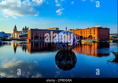 Luke Jerram's Earth schwebt im Albert Dock in Liverpool, Merseyside, für den Eurovision-Wettbewerb. Stockfoto