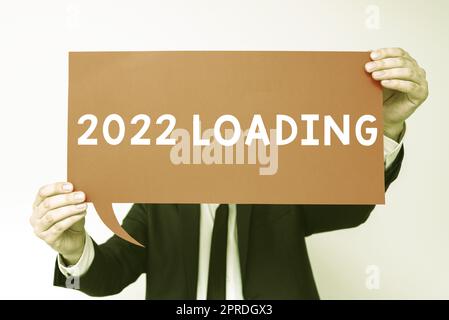 Konzeptionelle Beschriftung 2022 Laden. Internetkonzept Werbung für das kommende Jahr Prognosen für die zukünftige Veranstaltung Geschäftsmann hält Sprechblase mit wichtigen Informationen. Stockfoto