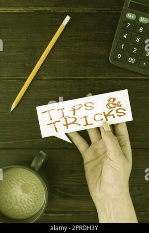 Textbeschriftung mit Tipps und Tricks. Word for Steps Lifehacks Praktische Tipps Empfehlungen Fähigkeiten Frau hält eine Glühbirne und präsentiert die digitale Suche mit neuen Ideen. Stockfoto