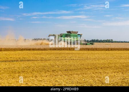 Landwirtschaftliche Weizenfeld mit Mähdrescher Maschine in der Bearbeitung Prosses. Simnas, Litauen, 15. August 2022 Stockfoto