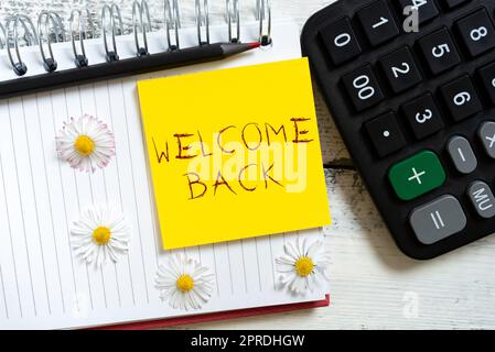 Schild mit der Anzeige „Willkommen zurück“. Geschäftsvorführung warme Begrüßungen angekommen Wiederhole gerne akzeptierte fröhliche Notiz mit wichtiger Nachricht über Notizbuch mit Blumen um dich herum. Stockfoto