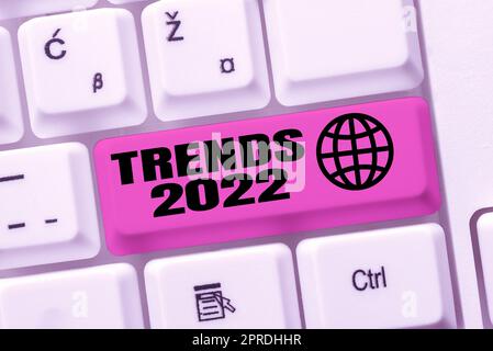 Schreiben von Trendtexts 2022. Business-Schaufenster kommende Jahr Vorherrschende Tendenz weithin diskutiert Online -48607 Stockfoto