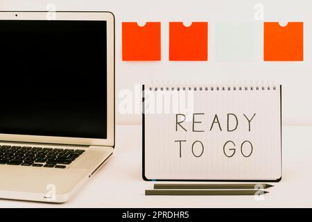 Konzeptionelle Beschriftung „Ready to Go“. Konzeptfoto sind Sie vorbereitet für die zukünftige Reise Mission Start wichtige Nachrichten auf Notebook und Laptop auf Schreibtisch mit Bürobedarf. Stockfoto
