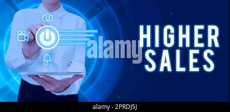 Konzeptionelle Anzeige höherer Umsatz. Unternehmensübersicht die durchschnittlich verkauften Produkte und Dienstleistungen eines Unternehmens sind gewachsen, und die Frau im Anzug hält einen Stift und symbolisiert so erfolgreiche Teamarbeit. Stockfoto
