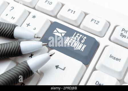 Schild mit der Aufschrift Let S Rethink. Konzept bedeutet, Zeit zu geben, um Dinge noch einmal zu überlegen Umgestalten Business Woman Holding Tablet mit wichtigen Informationen. Stockfoto