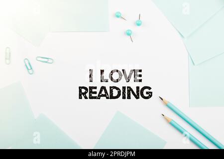 Ein Schild mit der Aufschrift „I Love Reading“. Geschäftsidee Liebe zur Literatur Alte Zeitungen Klassische Bildung Geschäftsfrau zeigt mit zwei Fingern auf wichtige Botschaften. Stockfoto