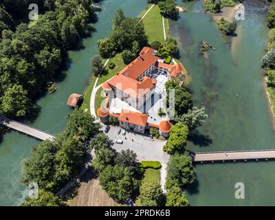 Romantisches Schloss Otocec am Fluss Krka in Slowenien. Drohnenansicht. Stockfoto