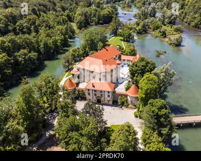 Romantisches Schloss Otocec am Fluss Krka in Slowenien. Drohnenansicht. Stockfoto